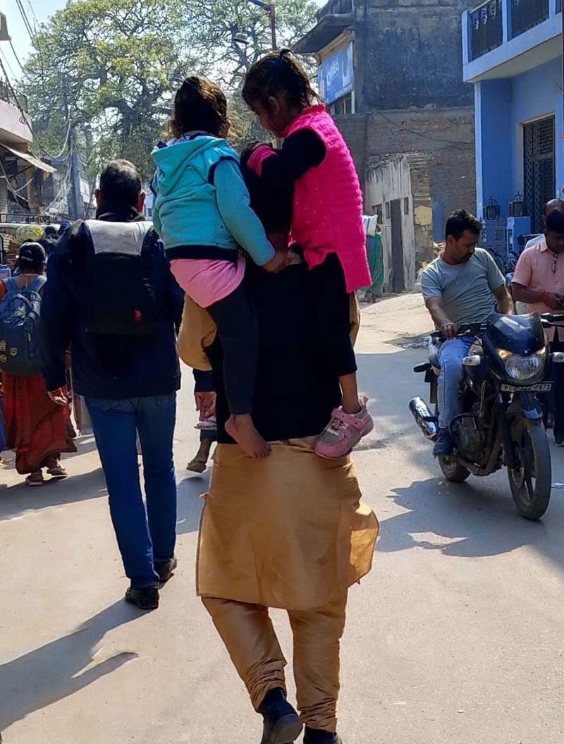 सिकुड़ती बाहरी दुनिया और बदलती सामाजिक व्यवस्था