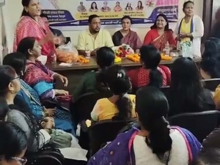 आप प्रदेश कार्यालय में धूमधाम से मनाया रक्षाबंधन, महिला मोर्चा ने प्रदेश सह प्रभारी की कलाई पर बांधी राखी