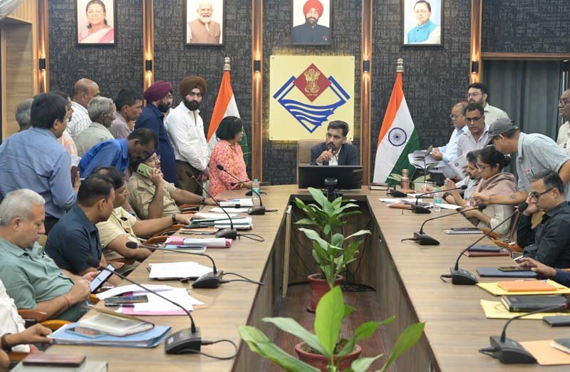 जन समाधान दिवस में डीएम आशीष चौहान का सख्त रुख, अतिक्रमण और अवैध फैक्ट्री पर कार्रवाई के निर्देश