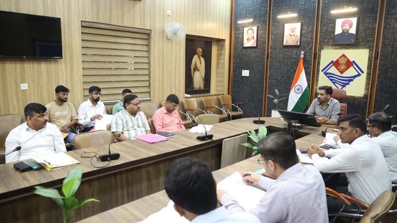 राजस्व वसूली में लापरवाही पर डीएम सख्त, लक्ष्य से पीछे विभागों को कार्ययोजना बनाकर वसूली तेज करने के निर्देश