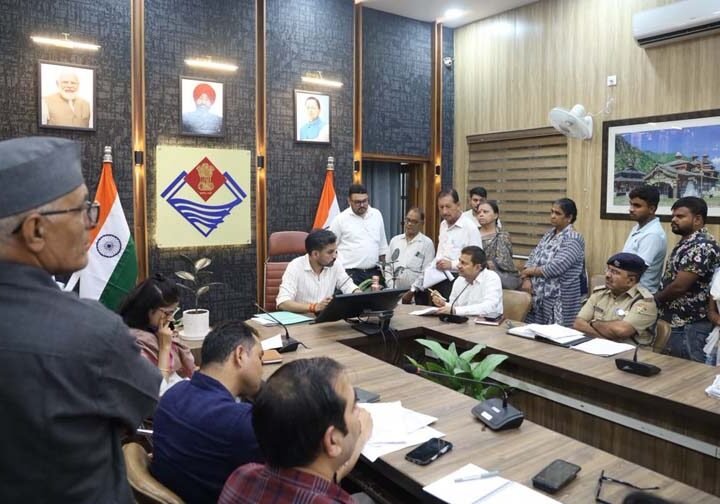 समाधान दिवस में डीएम ने सुनीं 109 शिकायतें,75 वर्षीय बुजुर्ग महिला को सुरक्षा दिलाने के निर्देश