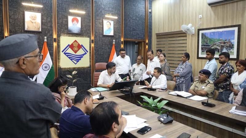 समाधान दिवस में डीएम ने सुनीं 109 शिकायतें,75 वर्षीय बुजुर्ग महिला को सुरक्षा दिलाने के निर्देश