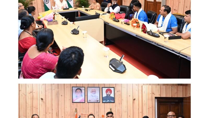 राष्ट्रीय हथकरघा दिवस पर मुख्यमंत्री धामी ने उत्कृष्ट बुनकरों व शिल्पकारों को किया सम्मानित, स्थानीय उत्पाद अपनाने का किया आह्वान