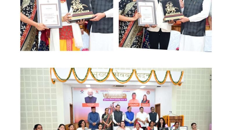 मुख्यमंत्री धामी ने 13 महिलाओं और 35 आंगनबाड़ी कार्यकत्रियों को किया सम्मानित