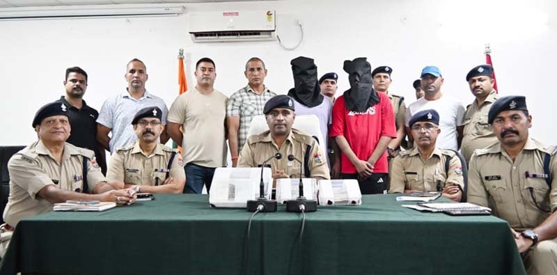 हल्द्वानी डकैती कांड का खुलासा, दो नकाबपोश आरोपी गिरफ्तार; हथियार, कारतूस और लूटी रकम बरामद