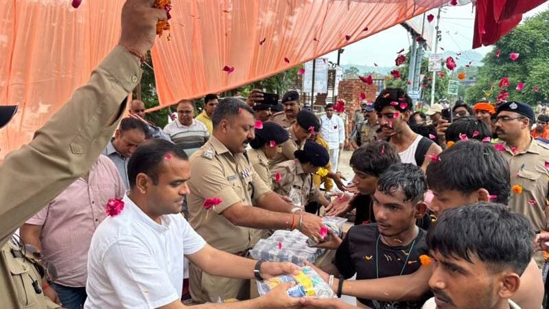 शंकराचार्य चौक पहुंचे डीएम और एसएसपी हरिद्वार, कांवड़ियों का पुष्पमालाओं से स्वागत कर बांटे फल, जूस व पेयजल