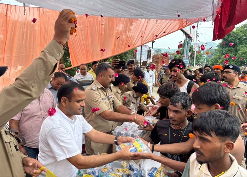 शंकराचार्य चौक पहुंचे डीएम और एसएसपी हरिद्वार, कांवड़ियों का पुष्पमालाओं से स्वागत कर बांटे फल, जूस व पेयजल