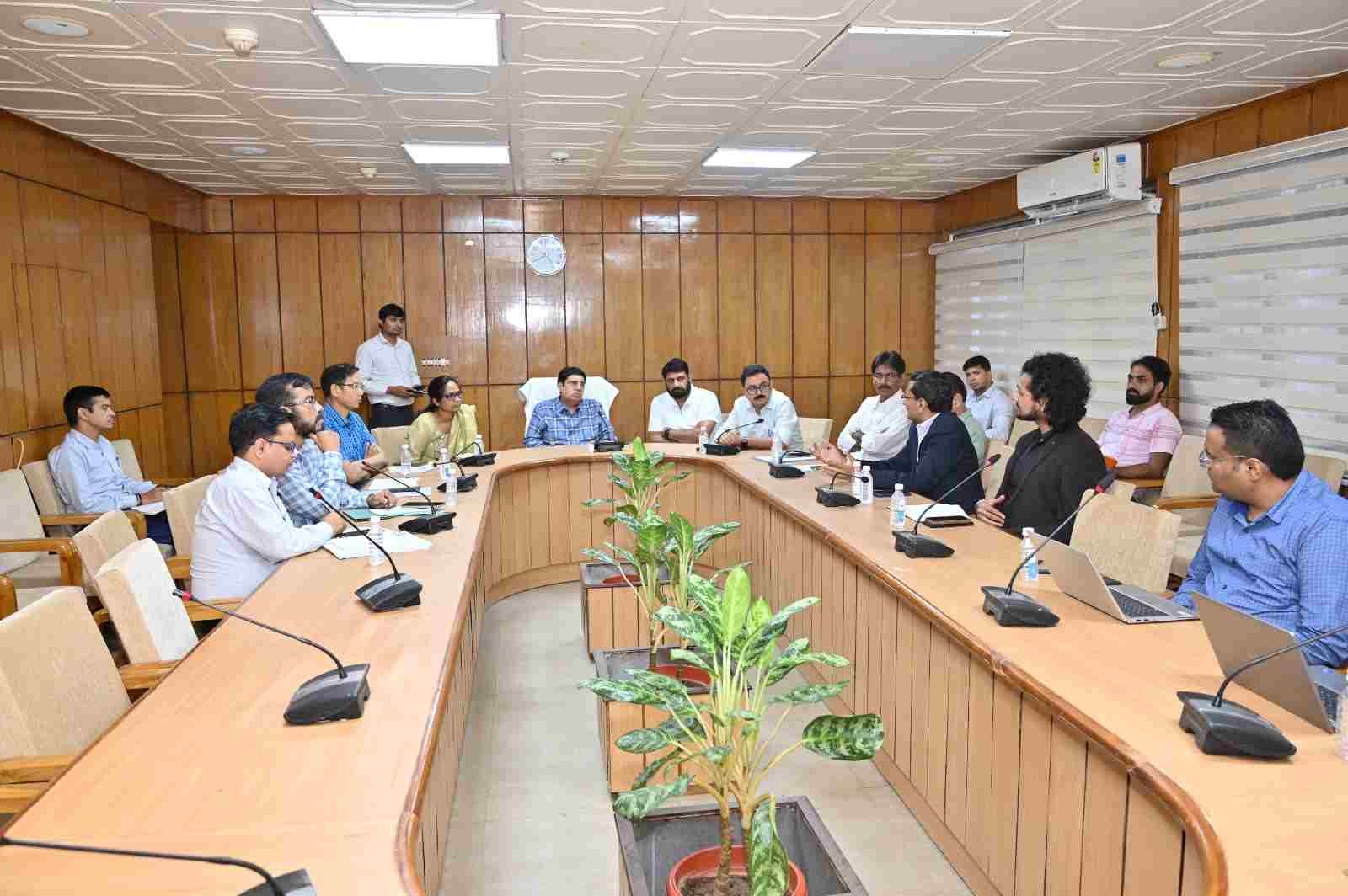 उत्तराखंड में पुरानी बसें बनेंगी इलेक्ट्रिक, परिवहन मंत्री ने चार्जिंग स्टेशन और रेट्रोफिट योजना पर की समीक्षा