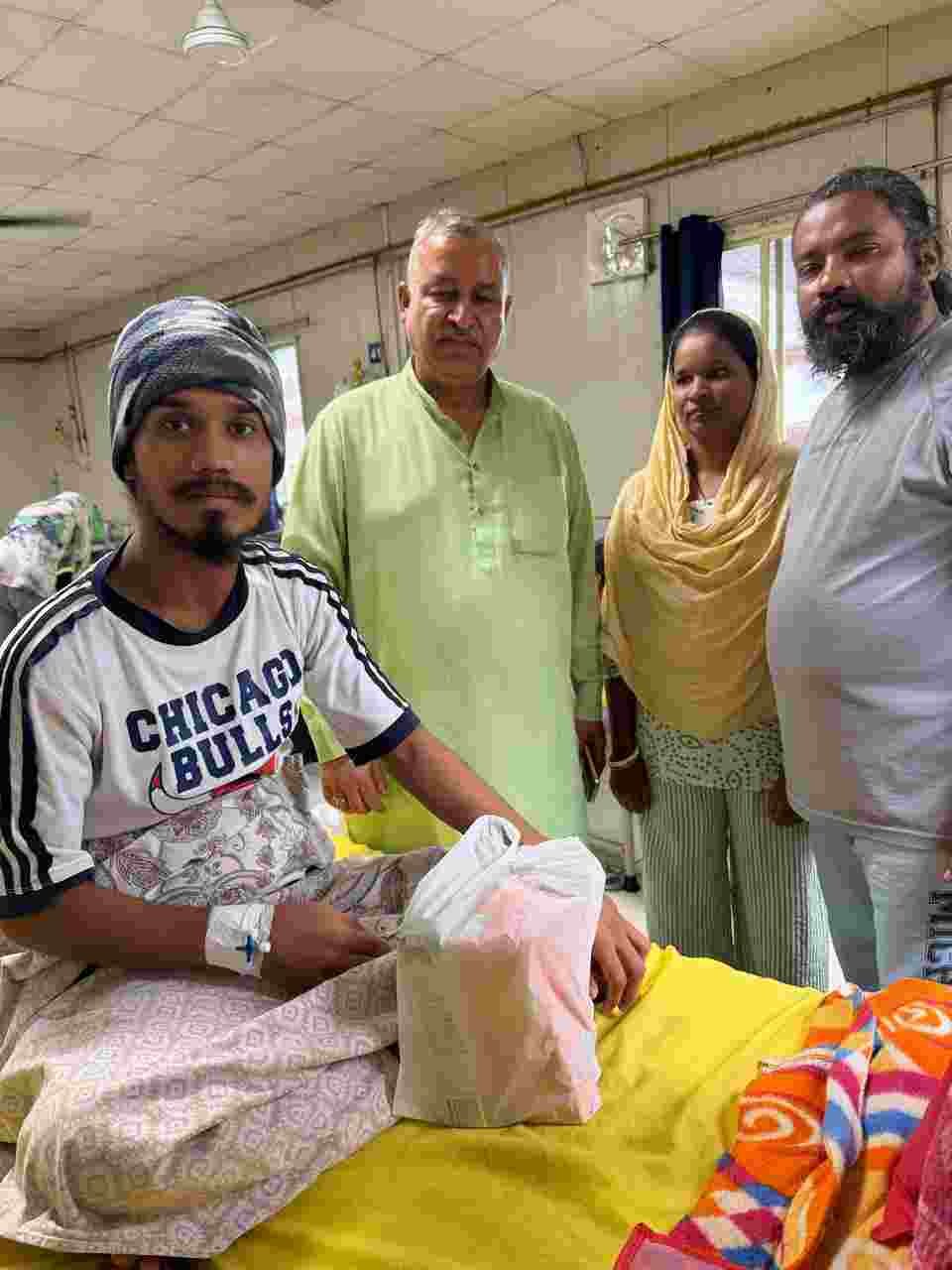इंसानियत ने बचाई 17 वर्षीय अभिजीत की जिंदगी, समाजसेवी मोहन खत्री ने नि:शुल्क उपलब्ध कराईं जीवनरक्षक दवाइयां
