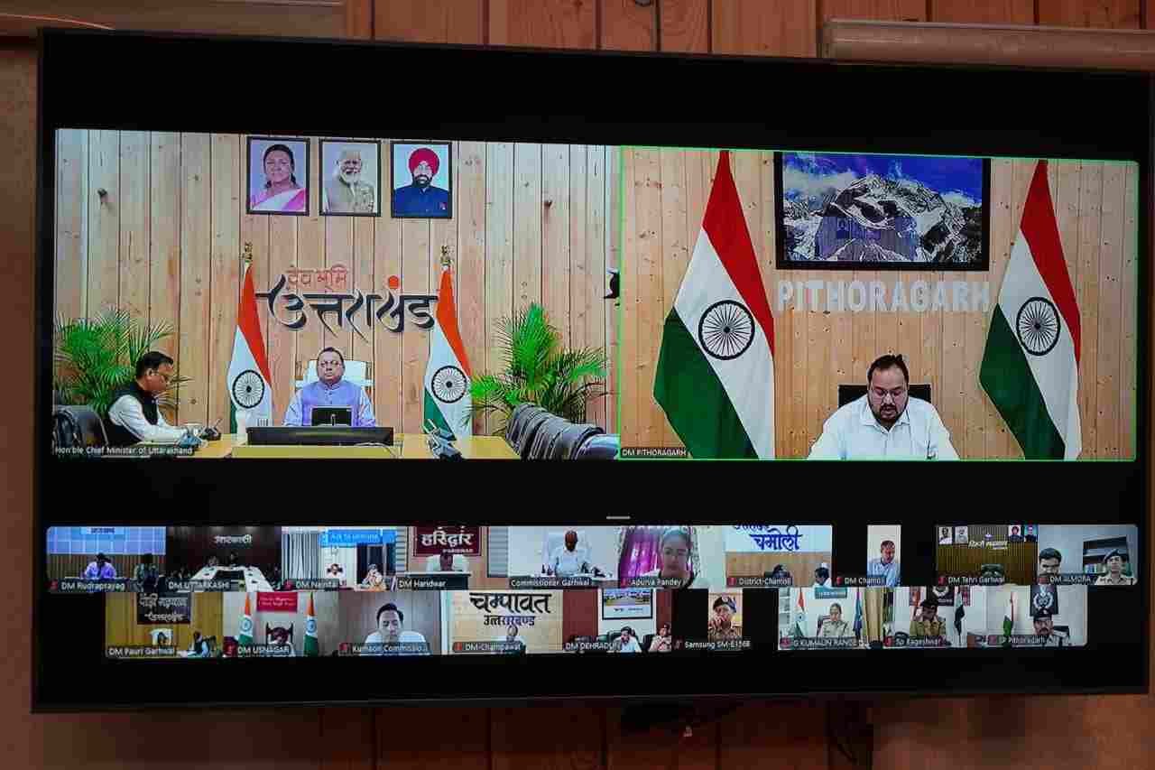 मानसून को लेकर सीएम धामी ने जिलाधिकारियों को किया अलर्ट, 15 अक्टूबर तक प्रदेश की सड़कें गड्ढामुक्त करने के निर्देश