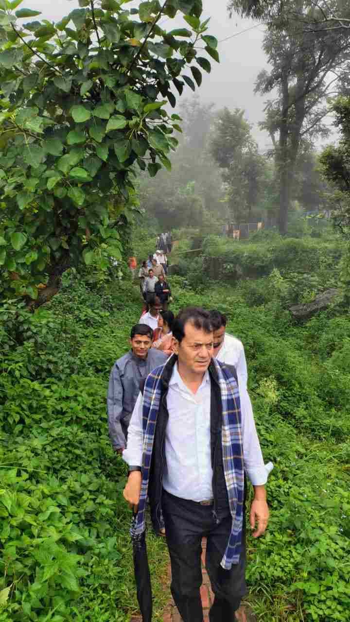 ब्लाक प्रमुख डॉक्टर हरीश बिष्ट ने भीमताल विधानसभा क्षेत्र के कई ग्रामीण क्षेत्रों में फैली बीमारियों का किया निरीक्षण