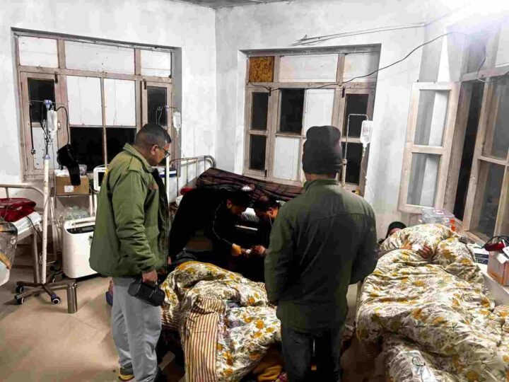 घांघरिया में आधी रात पुलिस बनी सहारा, जंगली मशरूम खाने से बीमार चार नेपाली नागरिकों को समय पर पहुंचाया अस्पताल