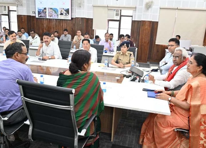 आपदा प्रबंधन को लेकर रुद्रप्रयाग में मंत्री मदन कौशिक ने की समीक्षा, बंद सड़कों को शीघ्र खोलने के निर्देश