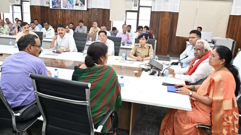 आपदा प्रबंधन को लेकर रुद्रप्रयाग में मंत्री मदन कौशिक ने की समीक्षा, बंद सड़कों को शीघ्र खोलने के निर्देश
