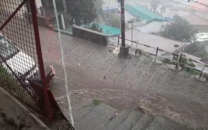 मूसलाधार बारिश से जन जीवन अस्त व्यस्त,नालियों के बन्द हो जाने से सड़कों पर बहा बारिश का पानी