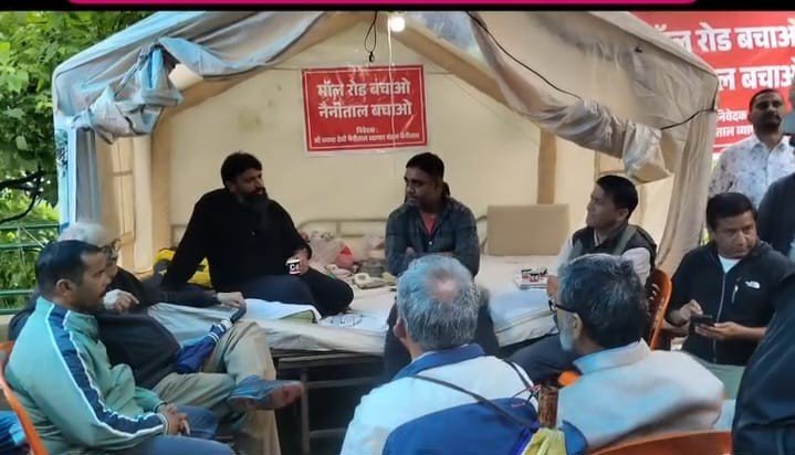 मालरोड निर्माण में देरी से भड़का व्यापारियों का आक्रोश, धरने पर बैठे पुनीत टंडन