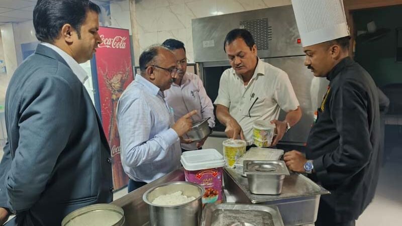 हरिद्वार में खाद्य सुरक्षा विभाग की बड़ी कार्रवाई, होटलों-रेस्टोरेंटों में छापेमारी; 6 खाद्य नमूने जांच के लिए भेजे