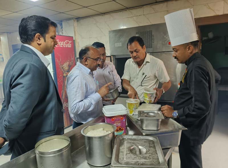 हरिद्वार में खाद्य सुरक्षा विभाग की बड़ी कार्रवाई, होटलों-रेस्टोरेंटों में छापेमारी; 6 खाद्य नमूने जांच के लिए भेजे