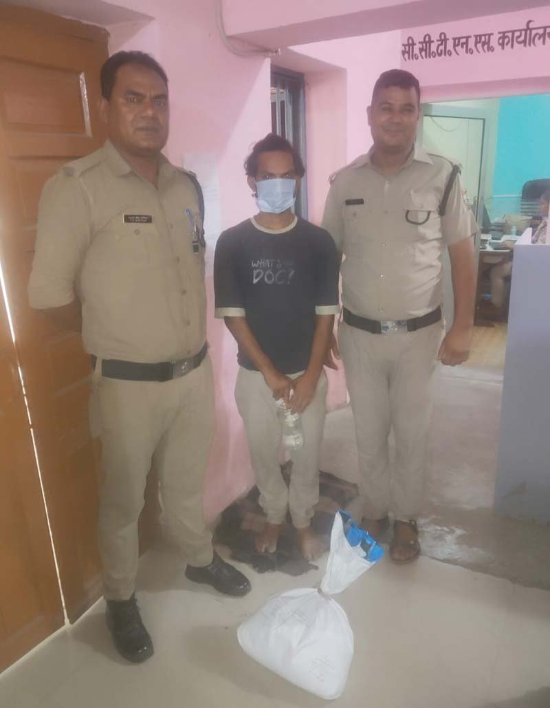 लालकुआं पुलिस की ताबड़तोड़ कार्रवाई, 36 पाउच कच्ची शराब के साथ एक तस्कर गिरफ्तार