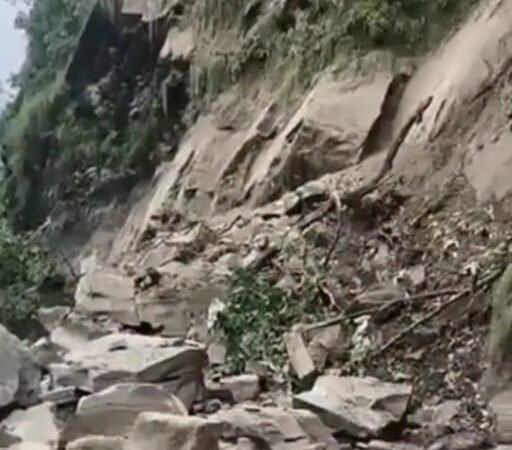 मूसलाधार बारिश के चलते पाहाड़ो से लुढ़के पत्थर मार्ग हुआ अवरुद्ध