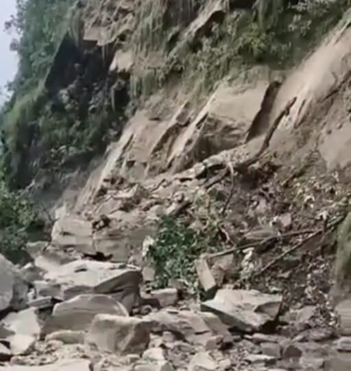 मूसलाधार बारिश के चलते पाहाड़ो से लुढ़के पत्थर मार्ग हुआ अवरुद्ध