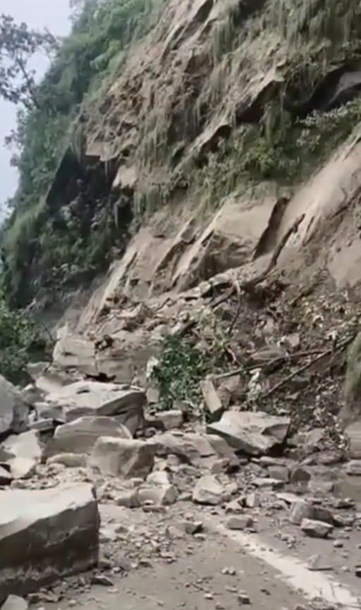 मूसलाधार बारिश के चलते पाहाड़ो से लुढ़के पत्थर मार्ग हुआ अवरुद्ध