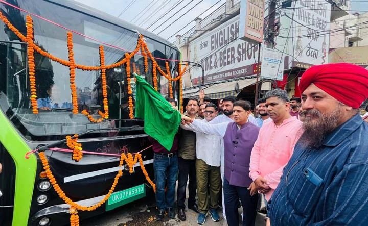 रुड़की से दिल्ली और मोदीनगर के लिए इलेक्ट्रिक बस सेवा शुरू, मंत्री प्रदीप बत्रा ने दिखाई हरी झंडी