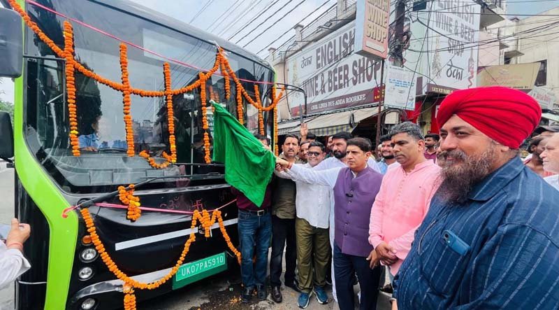 रुड़की से दिल्ली और मोदीनगर के लिए इलेक्ट्रिक बस सेवा शुरू, मंत्री प्रदीप बत्रा ने दिखाई हरी झंडी