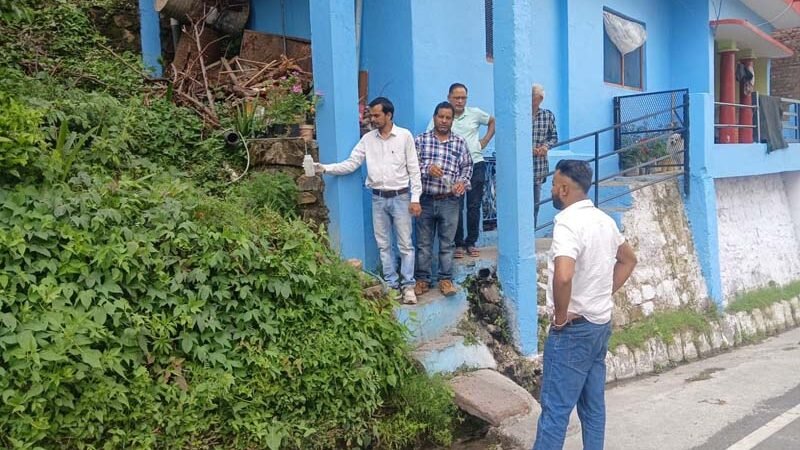 ग्रामीण क्षेत्रों में दूषित पानी की शिकायत को लेकर जल संस्थान जे ई रविन्द्र पाठक व उनकी टीम ने लिए पानी के सेंपल