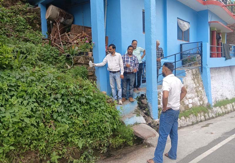 ग्रामीण क्षेत्रों में दूषित पानी की शिकायत को लेकर जल संस्थान जे ई रविन्द्र पाठक व उनकी टीम ने लिए पानी के सेंपल
