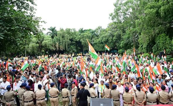 मुख्यमंत्री धामी ने गांधी पार्क से घंटाघर तक निकाली तिरंगा यात्रा