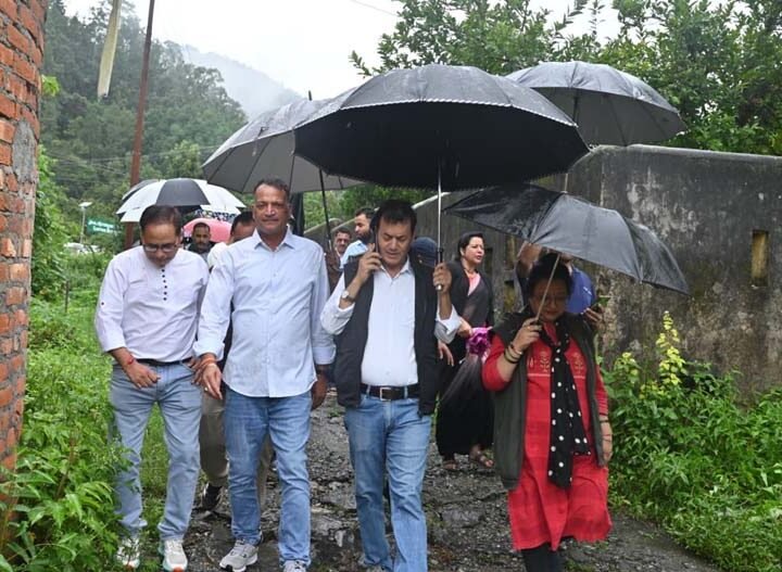 ज्योलीकोट में जलजनित बीमारी से दो मौतों के बाद प्रशासन अलर्ट, सीडीओ अरविन्द कुमार पाण्डे ने किया प्रभावित गांवों का दौरा