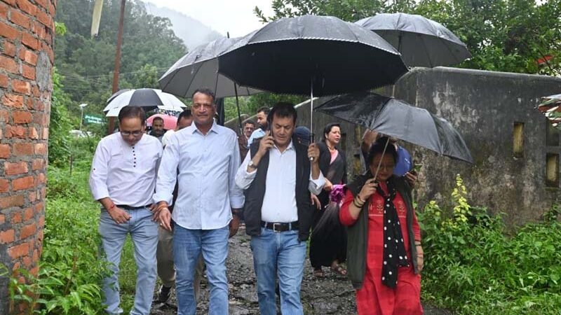 ज्योलीकोट में जलजनित बीमारी से दो मौतों के बाद प्रशासन अलर्ट, सीडीओ अरविन्द कुमार पाण्डे ने किया प्रभावित गांवों का दौरा
