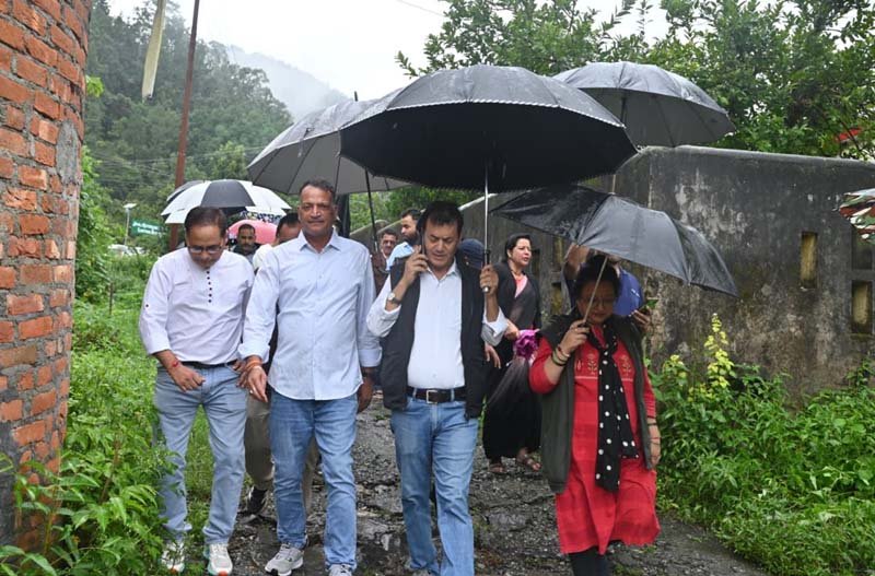 ज्योलीकोट में जलजनित बीमारी से दो मौतों के बाद प्रशासन अलर्ट, सीडीओ अरविन्द कुमार पाण्डे ने किया प्रभावित गांवों का दौरा