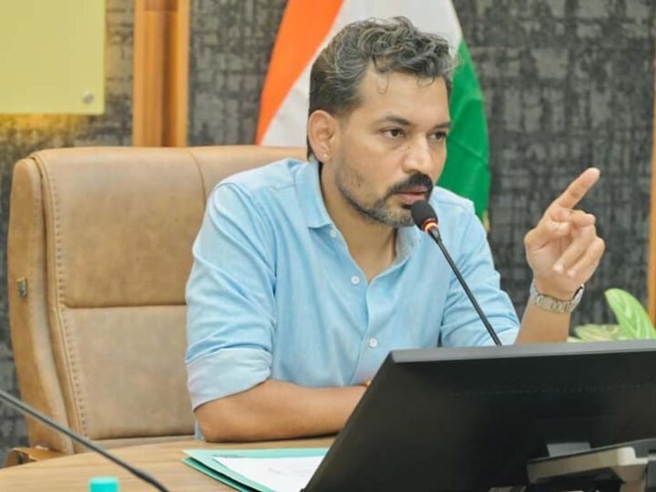 आर्थिक संसाधनों के अभाव में किसी भी बच्चे का उपचार नहीं होगा प्रभावित: डीएम