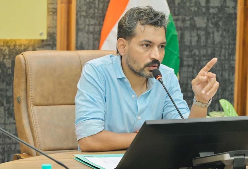 आर्थिक संसाधनों के अभाव में किसी भी बच्चे का उपचार नहीं होगा प्रभावित: डीएम