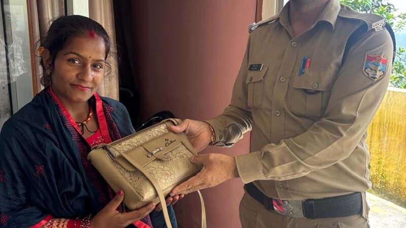 टिहरी पुलिस की तत्परता से महिला को मिला खोया पर्स, ₹80 हजार का मंगलसूत्र और नगदी सुरक्षित लौटाई