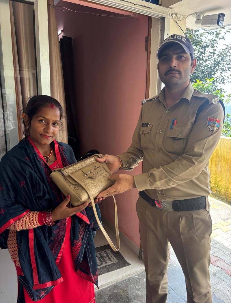 टिहरी पुलिस की तत्परता से महिला को मिला खोया पर्स, ₹80 हजार का मंगलसूत्र और नगदी सुरक्षित लौटाई