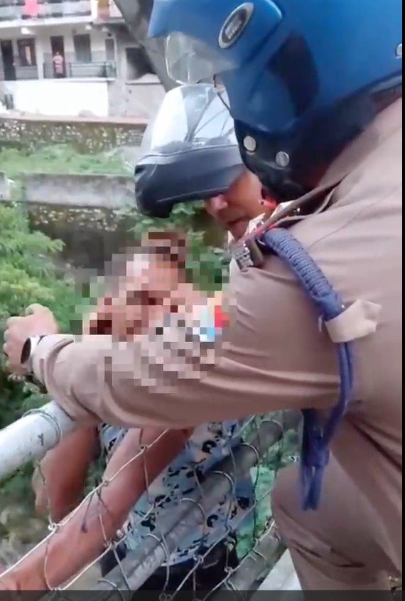 चमोली पुल पर आत्महत्या की कोशिश कर रहा युवक पुलिस ने बचाया, पत्नी से विवाद के बाद उठाया था कदम