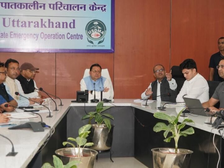 हाई एल्टीट्यूड ट्रेकिंग में फंसे ट्रेकर्स के रेस्क्यू की सीएम धामी ने की समीक्षा, 8 हेलीकॉप्टर तैनात