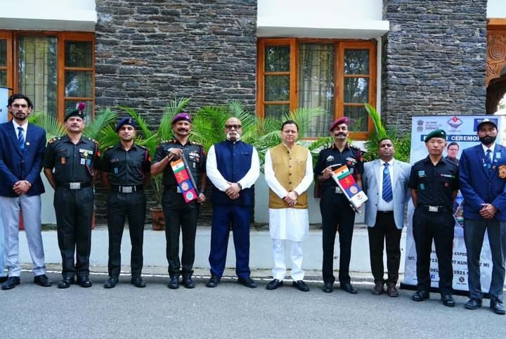 पर्वतारोहण अभियानों की सफलता पर मुख्यमंत्री धामी ने किया फ्लैग-इन, पर्वतारोहियों की उपलब्धियों को सराहा