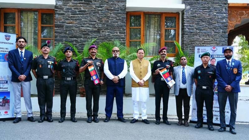 पर्वतारोहण अभियानों की सफलता पर मुख्यमंत्री धामी ने किया फ्लैग-इन, पर्वतारोहियों की उपलब्धियों को सराहा