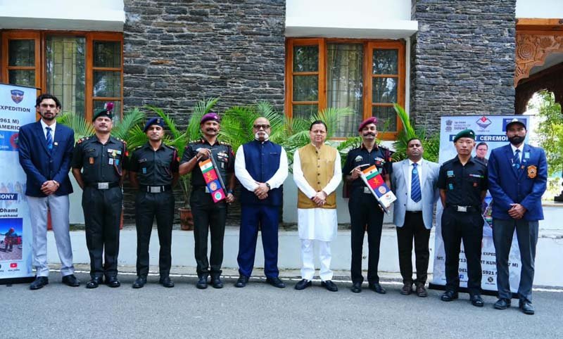 पर्वतारोहण अभियानों की सफलता पर मुख्यमंत्री धामी ने किया फ्लैग-इन, पर्वतारोहियों की उपलब्धियों को सराहा