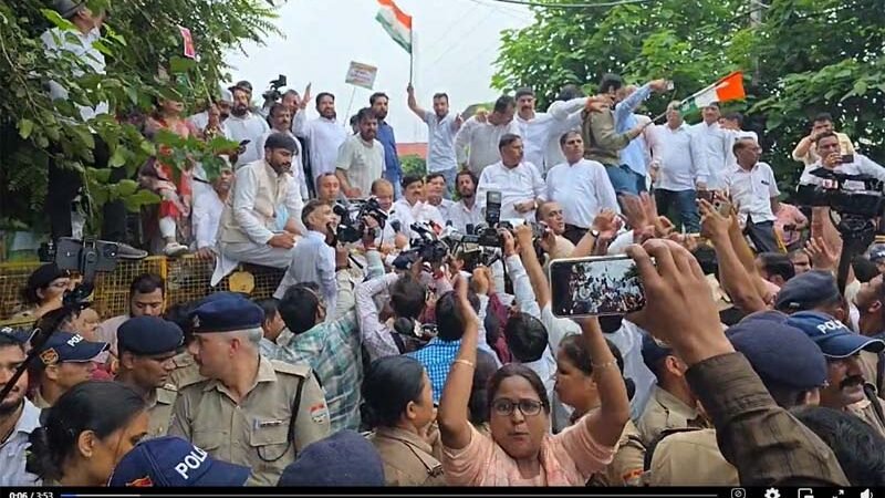 हल्द्वानी के कथित ‘शुद्धिकरण’ के विरोध में कांग्रेस का सचिवालय घेराव, पुलिस से धक्का-मुक्की के बाद कार्यकर्ता गिरफ्तार