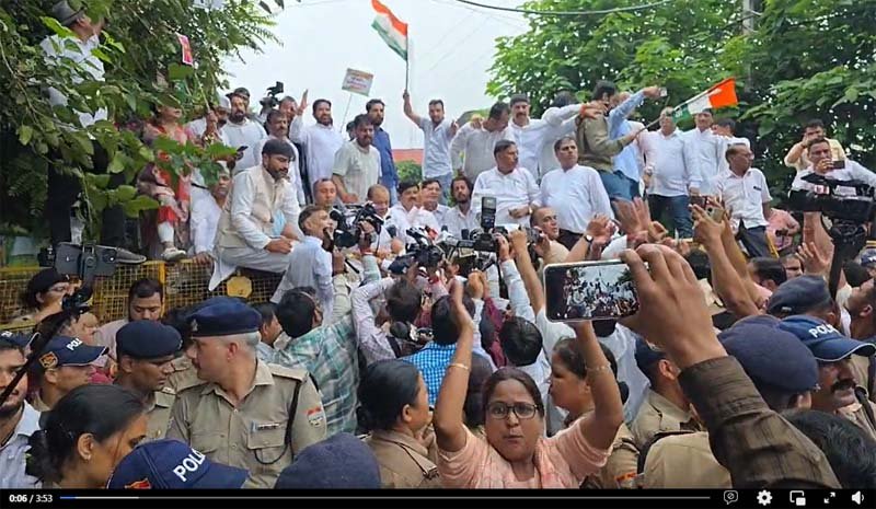 हल्द्वानी के कथित ‘शुद्धिकरण’ के विरोध में कांग्रेस का सचिवालय घेराव, पुलिस से धक्का-मुक्की के बाद कार्यकर्ता गिरफ्तार