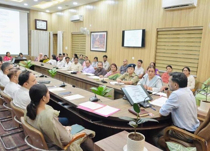 देहरादून में बाल संरक्षण की त्रैमासिक समीक्षा, डीएम ने बच्चों के सर्वोत्तम हित को सर्वोच्च प्राथमिकता देने के दिए निर्देश