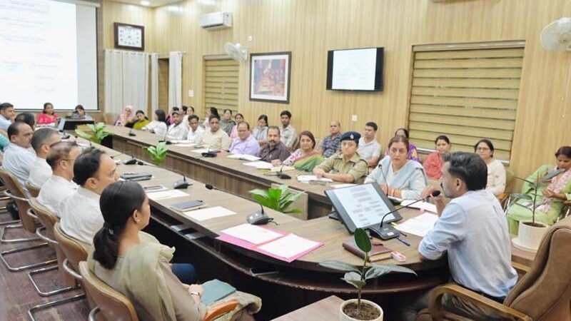 देहरादून में बाल संरक्षण की त्रैमासिक समीक्षा, डीएम ने बच्चों के सर्वोत्तम हित को सर्वोच्च प्राथमिकता देने के दिए निर्देश