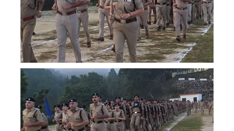 शुक्रवार की परेड में जवानों संग दौड़ीं एसएसपी श्वेता चौबे, परखी शारीरिक दक्षता  टिहरी गढ़वाल। पुलिस बल की शारीरिक दक्षता, अनुशासन और कार्यकुशलता बनाए रखने के उद्देश्य से शुक्रवार को पुलिस लाइन चंबा के परेड मैदान में साप्ताहिक परेड आयोजित की गई। वरिष्ठ पुलिस अधीक्षक टिहरी गढ़वाल श्रीमती श्वेता चौबे ने स्वयं परेड में शामिल होकर पुलिस अधिकारियों, जवानों और प्रशिक्षणरत रिक्रूट आरक्षियों का उत्साहवर्धन किया।  परेड के दौरान एसएसपी श्वेता चौबे ने जवानों के साथ कदम से कदम मिलाते हुए स्वयं दौड़ में प्रतिभाग किया और उनकी शारीरिक दक्षता परखी। वरिष्ठ अधिकारी को जवानों के बीच मैदान में सक्रिय रूप से भाग लेते देखकर पुलिस कर्मियों में खासा उत्साह देखने को मिला। उन्होंने कहा कि पुलिस सेवा में शारीरिक और मानसिक रूप से फिट रहना बेहद जरूरी है, क्योंकि पुलिस कर्मियों को किसी भी समय चुनौतीपूर्ण परिस्थितियों में त्वरित कार्रवाई करनी पड़ सकती है।  साप्ताहिक परेड में पुलिस कर्मियों ने अनुशासित मार्च, ड्रिल, शस्त्र संचालन और विभिन्न शारीरिक दक्षता संबंधी अभ्यास किए। एसएसपी ने शस्त्र प्रशिक्षण पर विशेष जोर देते हुए निर्देश दिए कि पुलिस कर्मियों को शस्त्रों के सुरक्षित रख-रखाव, संचालन और आवश्यकता पड़ने पर त्वरित एवं प्रभावी उपयोग में लगातार दक्ष बनाया जाए।  पुलिस लाइन में प्रशिक्षण प्राप्त कर रहे रिक्रूट आरक्षियों के प्रशिक्षण की भी एसएसपी ने समीक्षा की। उन्होंने संबंधित प्रशिक्षण अधिकारियों से आउटडोर और इंडोर प्रशिक्षण की प्रगति की जानकारी ली तथा प्रशिक्षण को पुलिस ड्यूटी से जुड़ी वास्तविक परिस्थितियों के अनुरूप अधिक व्यावहारिक बनाने के निर्देश दिए। उन्होंने रिक्रूट आरक्षियों में अनुशासन, कानून की जानकारी, शारीरिक दक्षता, हथियार संचालन, जनता के साथ बेहतर व्यवहार और आपात परिस्थितियों में त्वरित निर्णय लेने की क्षमता विकसित करने पर विशेष ध्यान देने को कहा।  परेड के बाद एसएसपी ने पुलिस लाइन चंबा परिसर का निरीक्षण कर व्यायामशाला, परिवहन शाखा, भोजनालय, प्रशिक्षण कक्ष सहित विभिन्न व्यवस्थाओं का जायजा लिया। उन्होंने पुलिस लाइन में स्वच्छता बनाए रखने, भोजनालय में भोजन की गुणवत्ता और साफ-सफाई सुनिश्चित करने, पुलिस वाहनों की नियमित फिटनेस एवं रख-रखाव, व्यायामशाला की व्यवस्थाओं को बेहतर बनाने तथा रिक्रूट आरक्षियों के प्रशिक्षण के लिए आवश्यक सुविधाएं व्यवस्थित एवं प्रभावी रखने के निर्देश दिए।  एसएसपी श्वेता चौबे ने जवानों को नियमित व्यायाम और शारीरिक प्रशिक्षण को दैनिक दिनचर्या का हिस्सा बनाने के लिए प्रेरित किया। उन्होंने कहा कि पुलिस की जिम्मेदारी केवल कानून-व्यवस्था तक सीमित नहीं है। सड़क दुर्घटना, आपदा, बचाव अभियान, भीड़ प्रबंधन और अन्य आकस्मिक परिस्थितियों में पुलिस कर्मियों को तत्काल मौके पर पहुंचकर प्रभावी कार्रवाई करनी होती है। ऐसे में शारीरिक क्षमता, मानसिक सजगता और टीम भावना प्रभावी पुलिसिंग के लिए बेहद महत्वपूर्ण हैं।