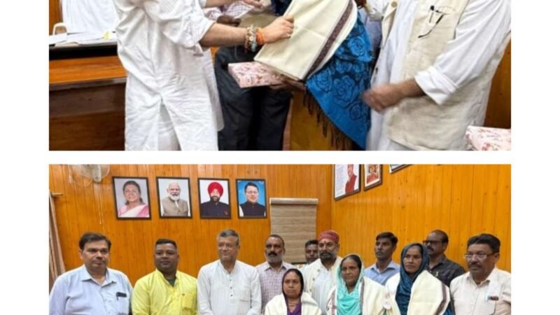 महिला के अपहरण का प्रयास रोकने वाली तीन सफाई कर्मचारी महिलाएं सम्मानित