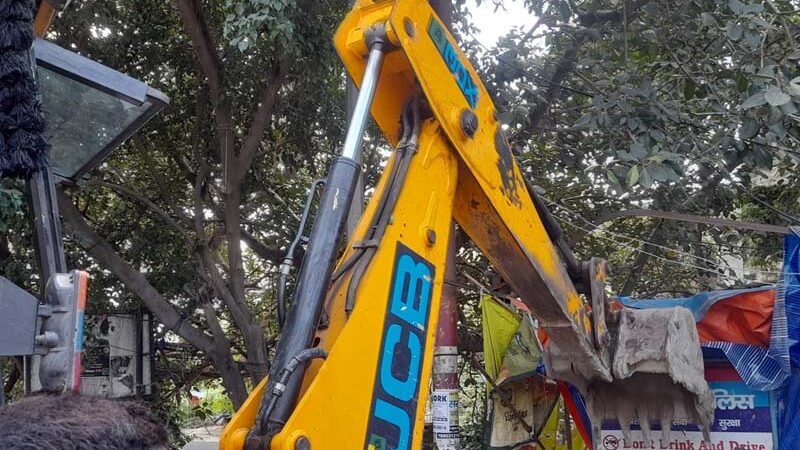 नगर मजिस्ट्रेट हर  गिरि के नेतृत्व में हरिद्वार में अतिक्रमण पर चला प्रशासन का डंडा